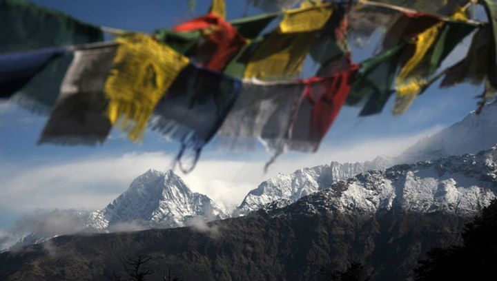 <p style="text-align:justify;"> Chuyến đi này được Ngọc và nhóm bạn thực hiện vào tháng 5 vừa qua. Ấn tượng nhất của cô về mảnh đất này chính là sự thanh bình. Trong ảnh là Annapurna (một phần của dãy Himalaya, nằm ở miền Trung Nepal) phía sau những lungta tung bay trong gió.</p>