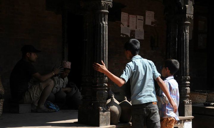 <p> Cuộc sống ở Nepal rất êm đềm. Những công việc thủ công thế này có thể bắt gặp ở rất nhiều con ngõ nhỏ.</p>