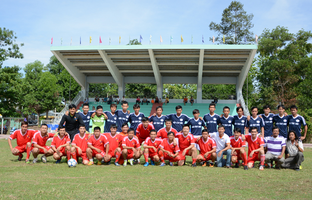Làm khách trên sân Tây Ninh là chuyến du đấu đầu tiên của tuyển Ex FPT (áo đỏ) sau 3 tháng thành lập.