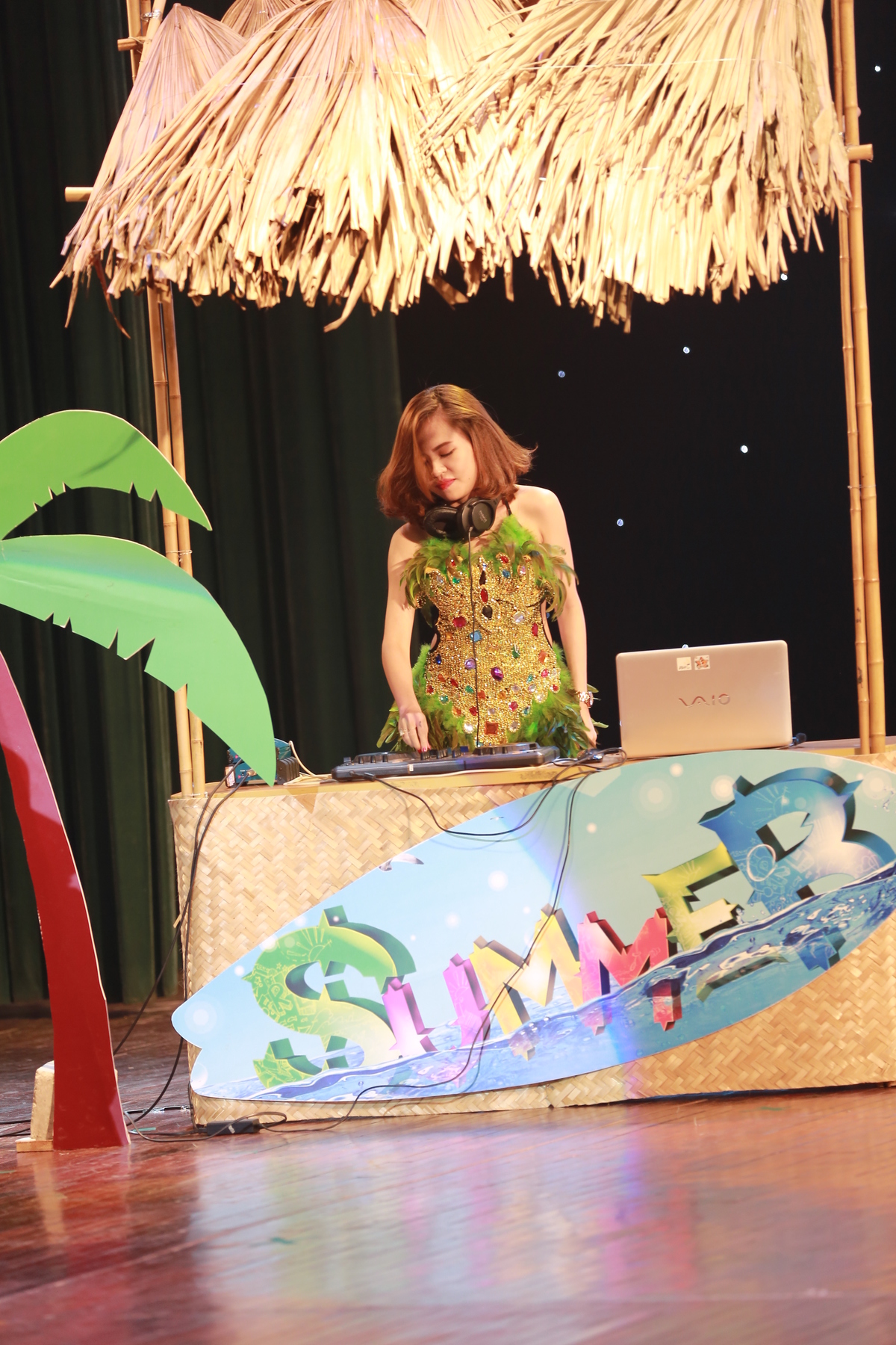 <p> Nữ DJ Tiêu Hải Ninh của Ban Văn hóa - Đoàn thể FPT đã chơi nhạc nền sôi động cho phần thi trang phục tự do của các Miss FU.</p>
