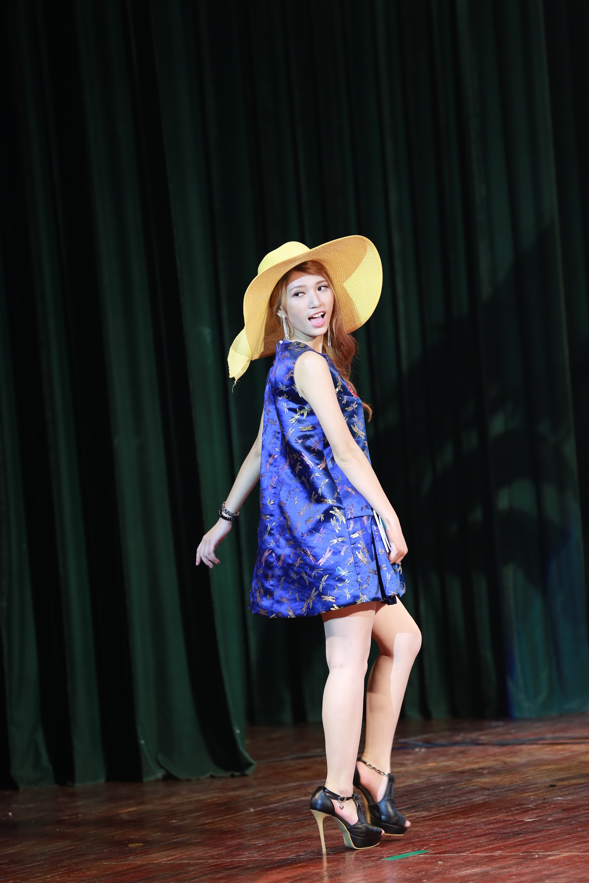 <p> Cô sinh viên Thiết kế đồ họa yêu thích thời trang Trần Thị Huyền Trang bay bổng trong chiếc váy suông xanh coban.</p>