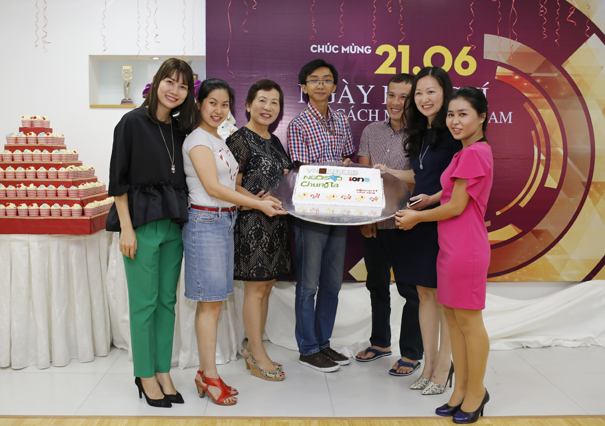 <p> GĐ FPT HCM Trương Thanh Thanh (thứ ba từ trái qua) đến thăm và chúc mừng VnExpress. <em>Ảnh:</em> <strong>Huy Đức.</strong></p>