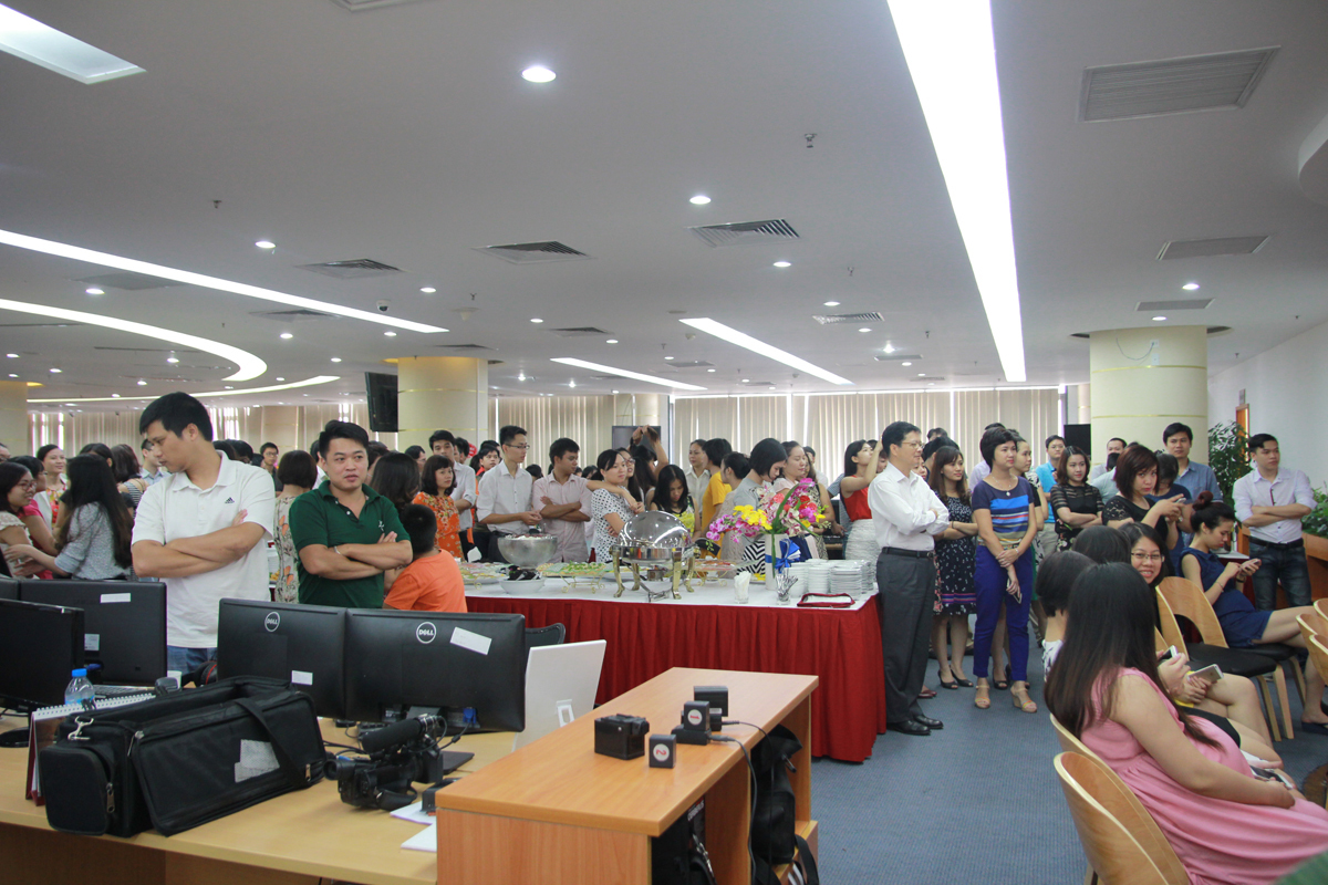 <p> Tại Hà Nội, chương trình diễn ra lúc 9h30 với sự góp mặt của đông đảo cán bộ nhân viên (CBNV), phóng viên, biên tập viên VnExpress. <em> Ảnh:</em> <strong>Lương Huy.</strong></p>