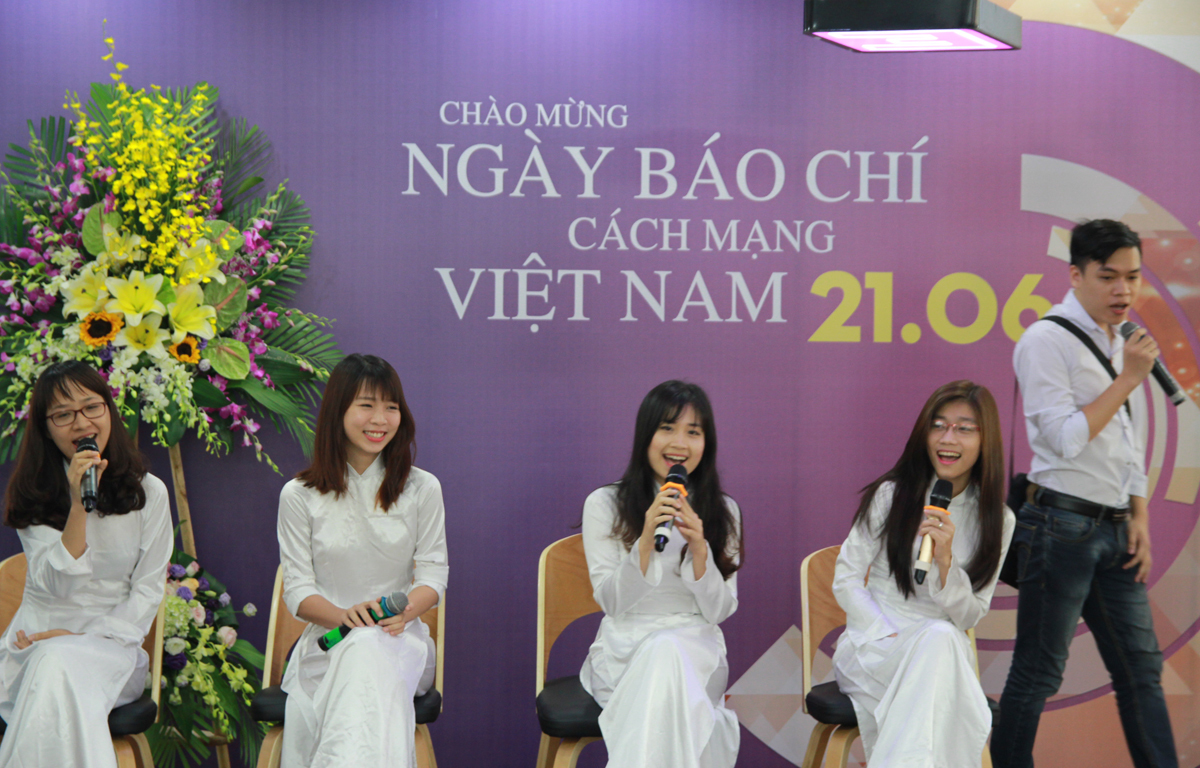 <p> Trong chương trình, Ban tổ chức cũng chuẩn bị tiệc nhẹ, những trò đố vui có thưởng và văn hóa văn nghệ "cây nhà lá vườn". <em>Ảnh:</em> <strong>Lương Huy.</strong></p>