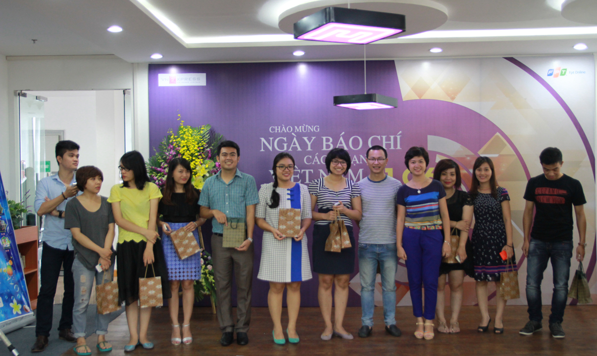 <p> Dịp này, VnExpress tại Hà Nội cũng tổ chức chúc mừng và tặng quà cho các CBNV, phóng viên, biên tập viên có sinh nhật trong tháng 6. <em>Ảnh:</em> <strong>Lương Huy.</strong></p>