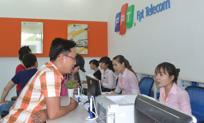 <div style="text-align:justify;"> FPT Telecom chính thức làm việc 7 ngày/tuần tại các chi nhánh và văn phòng giao dịch trên toàn quốc, từ ngày 1/6. Theo đó, công ty sẽ trực tiếp đón nhận và xử lý yêu cầu về sản phẩm, dịch vụ của khách hàng vào tất cả ngày trong tuần. Việc mở cửa giao dịch liên tục sẽ gia tăng thời gian cung ứng dịch vụ, là cơ sở để doanh nghiệp và khách hàng tạo vòng tròn kết nối, tiếp cận, trao đổi thông tin liên lạc. </div>