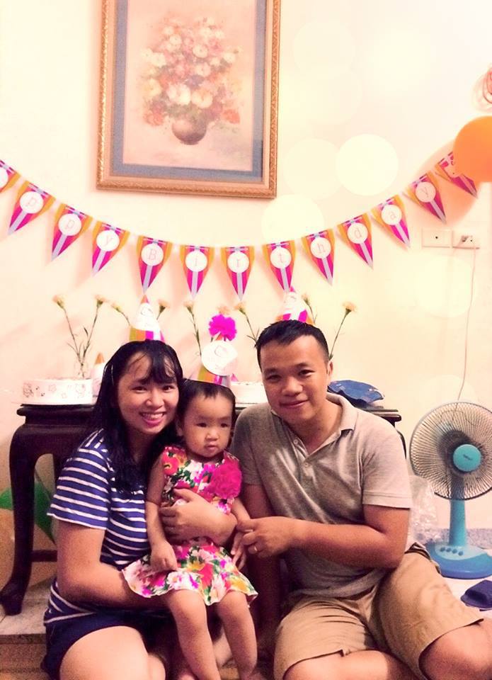 <p class="Normal"> <span>Gia đình chị Trần Thị Huyền Trang lưu lại khoảnh khắc chúc mừng sinh nhật con gái yêu. </span></p>