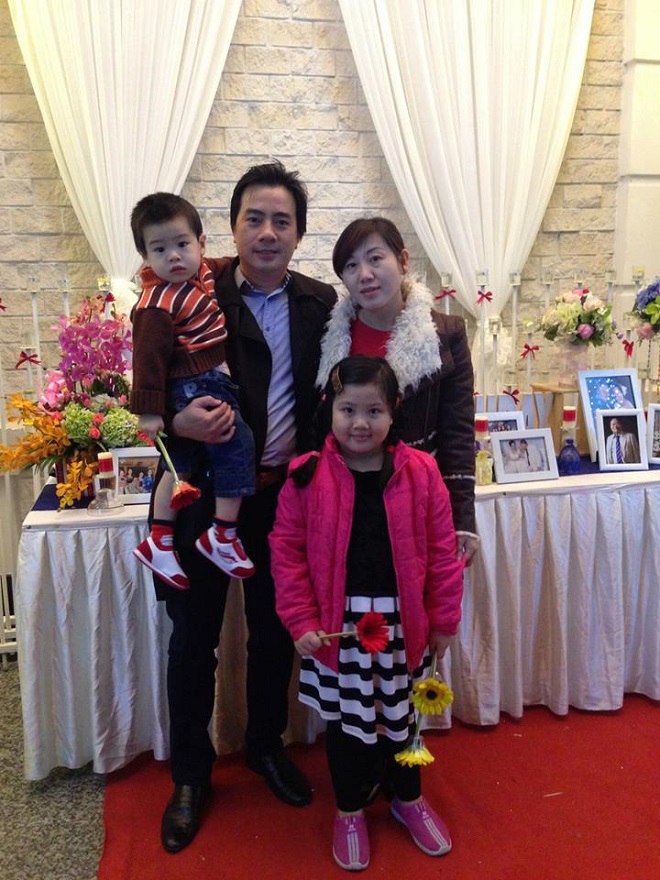 <p> Cô con gái 7 tuổi và cậu con trai 3 tuổi cùng người vợ đảm đang của anh Lê Văn Long, FPT Retail, mang đến cuộc thi với thông điệp: "Gia đình nhỏ, hạnh phúc to".</p>