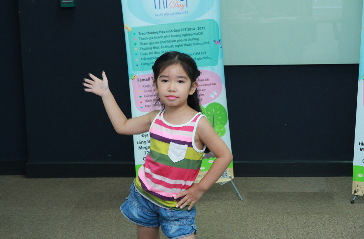 <p style="text-align:justify;"> Bé Hoàng Phạm Anh Thư, 6 tuổi, con CBNV FPT Software, rất tự tin trong phần nhảy trên nền nhạc sôi động. Với động tác lắc hông, múa tay và biểu cảm gương mặt đáng yêu, Thư nhận được rất nhiều lời khen của Ban giám khảo.</p>