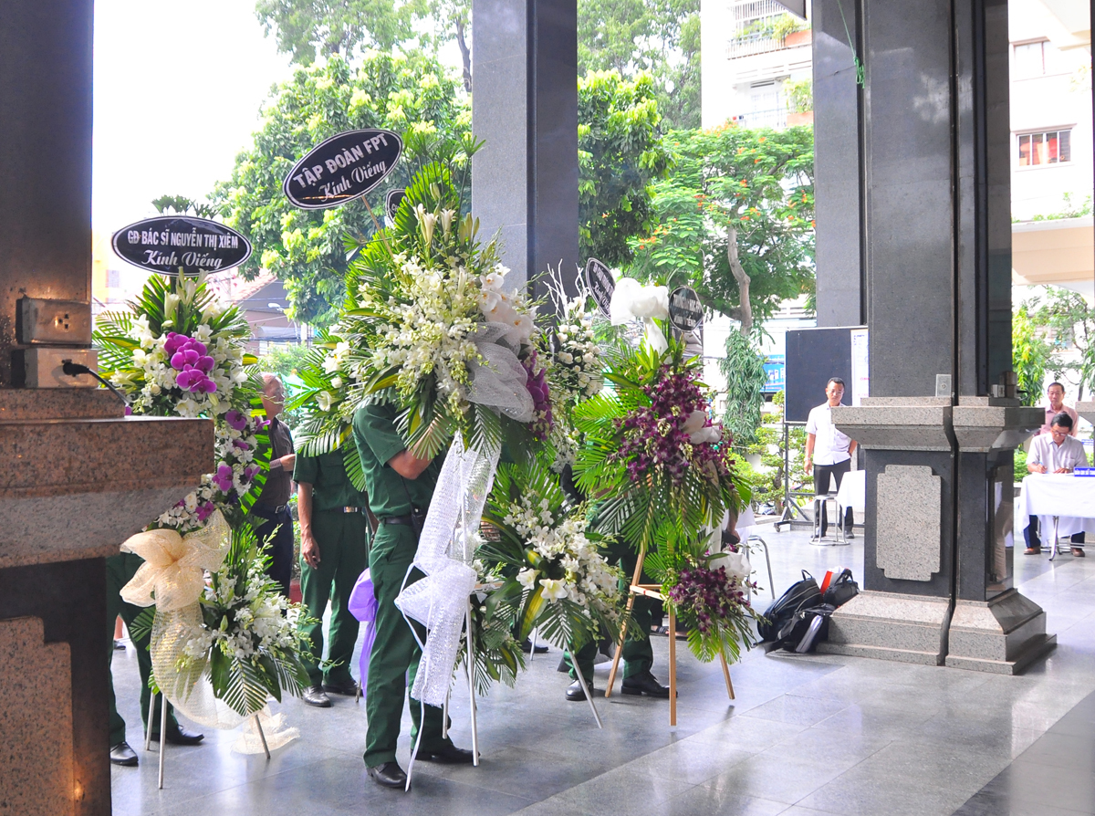 <p> Chiều ngày 30/6, đoàn FPT do chị Trương Thanh Thanh và anh Hoàng Minh Châu dẫn đầu đã đến viếng nhạc sĩ Phan Huỳnh Điểu tại Nhà tang lễ Thành phố. Gia đình Chủ tịch Trương Gia Bình cũng gửi vòng hoa viếng ông.</p>