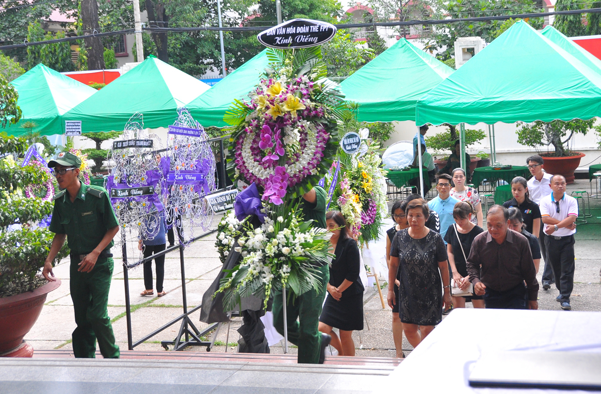 <p> Sau khi viếng nhạc sĩ Phan Huỳnh Điểu, đoàn FPT sang viếng nhạc sĩ Phan Nhân, người qua đời trong buổi sáng ngày 29/6 và cũng được quàn tại Nhà tang lễ Thành phố.</p>