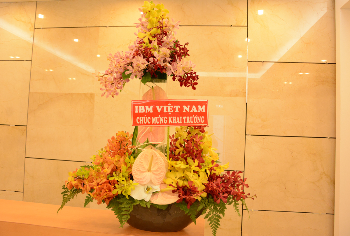 <p> Trong ngày làm việc đầu tiên của FPT IS ERP, đối tác IBM Việt Nam đã gửi lẵng hoa chúc mừng văn phòng mới của đơn vị.</p>