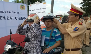 FPT Telecom phối hợp CSGT ‘dừng xe, tặng nón’