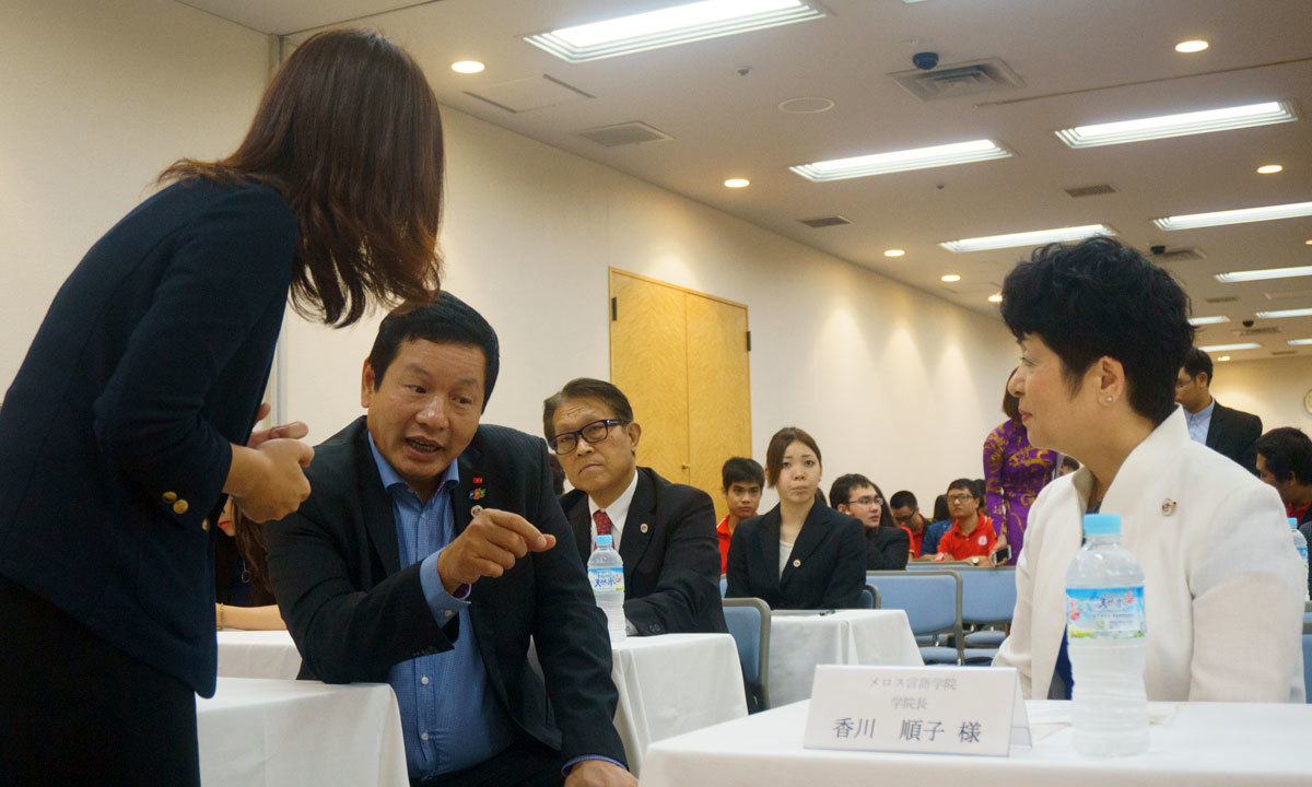 <p style="text-align:justify;"> Chiều ngày 3/7, FPT đã tổ chức Lễ khai giảng cho học viên BrSE đợt 2 (khóa tháng 7) tại Tokyo, với sự tham gia của gần 200 người. Chủ tịch FPT Trương Gia Bình nhân chuyến tháp tùng Thủ tướng dự Hội nghị cấp cao Mekong cũng tranh thủ đến dự sự kiện.</p>