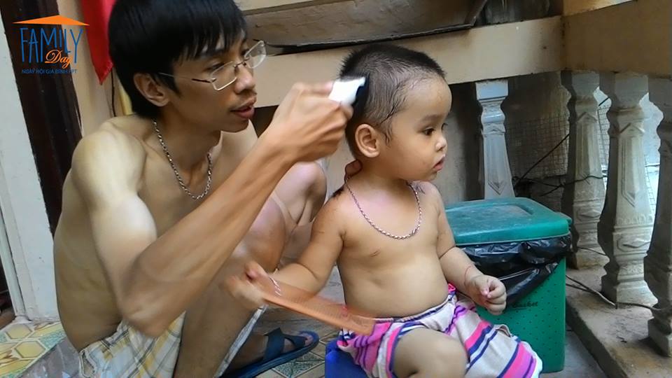 <p class="Normal"> <span>Chị Nguyễn Hoàng Việt Anh, </span><span>Phòng Truyền thông, khối Giáo dục FPT, đã gửi bức ảnh bố cắt tóc cho con trai </span><span>Hoàng Đăng Quân 2 tuổi để dự thi.</span></p>
