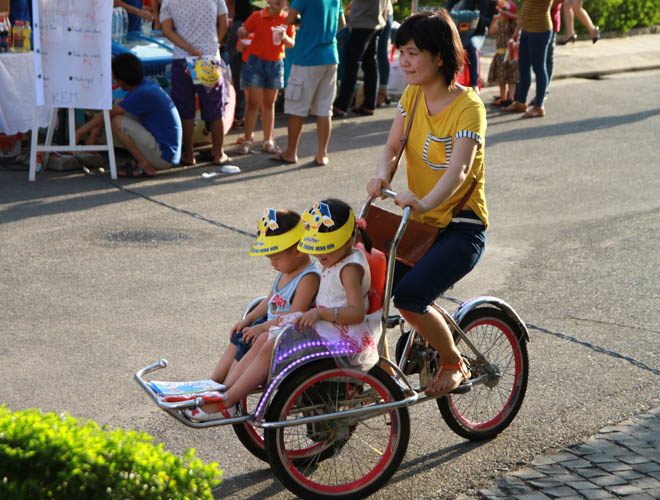 <div style="text-align:justify;"> Các bé rất thích thú khi được bố mẹ chở trên chiếc xe đạp xích lô mini Trước đó, FPT Software Đà Nẵng cũng đã đưa xe xích lô mini trong ngày Quốc tế thiếu nhi 1/6 vừa qua. </div>