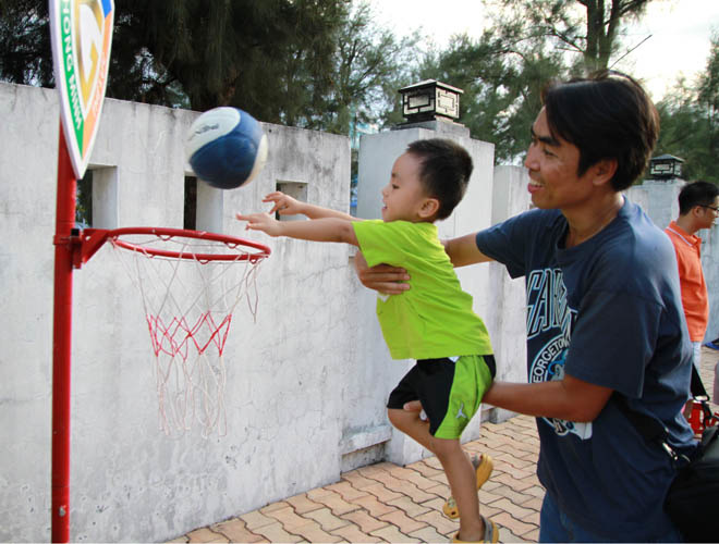 <div style="text-align:justify;"> Các ông bố và bé trai lại chọn trò chơi bóng rổ.</div>