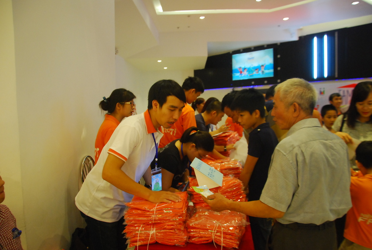 <p> Chiều ngày 5/7, Ngày hội gia đình tại Hà Nội đã chính thức khai hội với sự tham gia của khoảng 1.300 FPT Small, chưa kể người thân. Chương trình được tổ chức tại Kizciti, Royal City.</p>