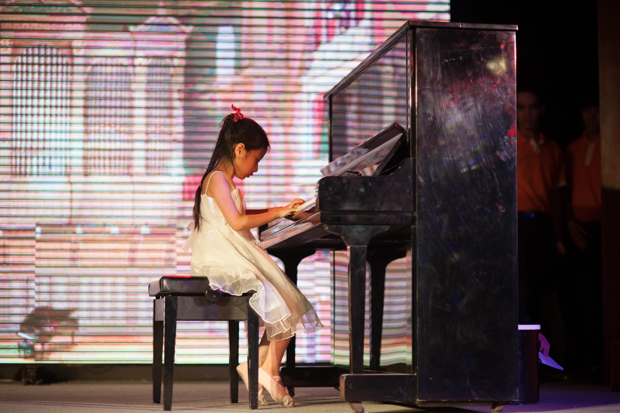 <p class="Normal"> Trong bộ váy trắng, cháu Vũ Bảo Uyên con mẹ Đặng Thị Thuần, FPT Online, thả hồn trên phím đàn piano.</p>