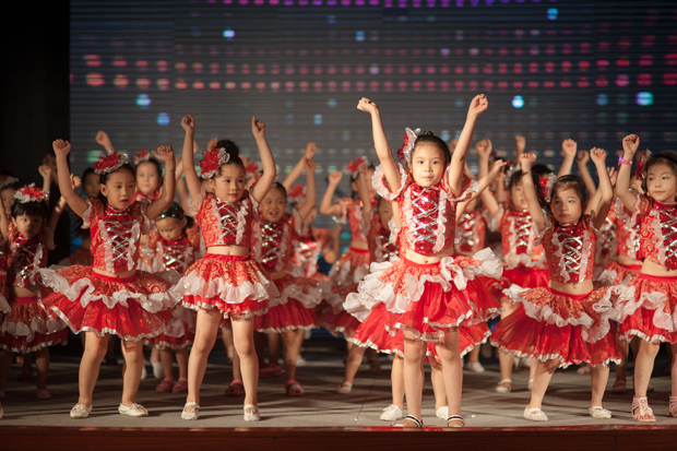 <p class="Normal"> Bài múa “Pama - mama” được các bé "váy đỏ" của CLB FPT Small thể hiện rất ngộ nghĩnh, đáng yêu trên sân khấu.</p>