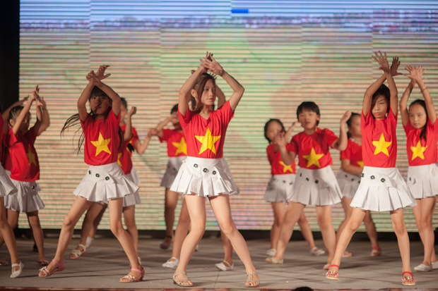 <p> Các thành viên lớn của CLB FPT Small nhảy FlashMob “Việt Nam ơi” trong màu áo mang sắc cờ đỏ sao vàng rất tự tin và chuyên nghiệp.</p>
