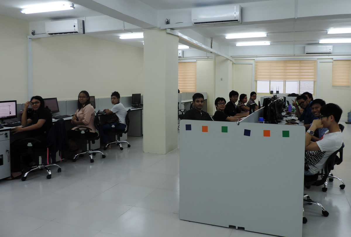 <p style="text-align:justify;"> Theo dự kiến, đến cuối năm nay, nhân lực của FPT Software Myanmar sẽ đạt đến con số 100 người, cung cấp thêm nhiều việc làm cho các kỹ sư tin học tại Myanmar. Để đạt được mục tiêu này, FPT Software Myanmar đã phối hợp cùng FPT Myanmar tham gia và tổ chức nhiều sự kiện chiêu mộ, tuyển dụng từ các trường đại học, trung tâm tin học, hội chợ việc làm. </p>