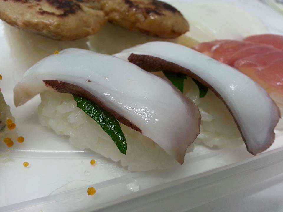 <p class="Normal" style="text-align:justify;"> Sushi bạch tuộc, 2 miếng có giá 100 Yen (180.000 đồng), tại quán Hamazushi. Món có hương vị đặc trưng, vừa dẻo vừa thơm. </p>