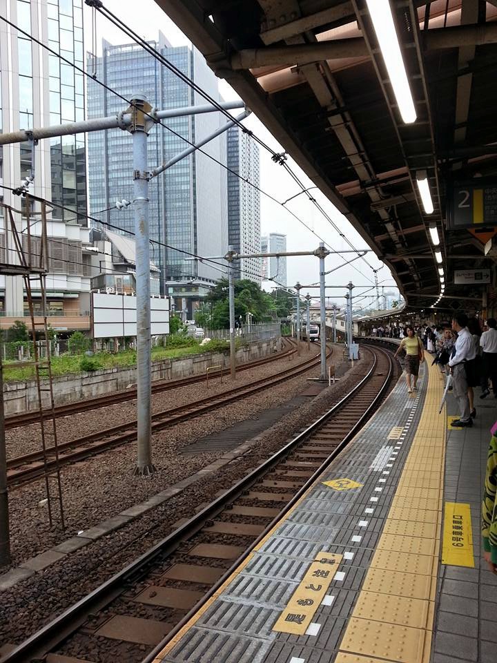 <p class="Normal" style="text-align:justify;"> Nhà ga Harajuku và tuyến đường ray Yamanote tại khu Shibuya của Tokyo, Nhật Bản. Địa điểm này nổi tiếng thế giới với phong cách và trào lưu thời trang đang rất thịnh hành trong giới trẻ Nhật Bản cũng như giới trẻ châu Á.</p>