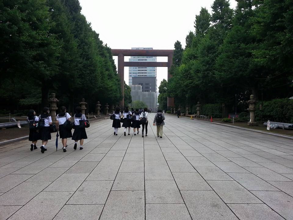 <p class="Normal" style="text-align:justify;"> Phía lối vào chính đền Yasukuni Shrine - đền thờ những người lính chết trận. </p>