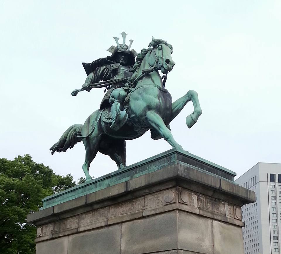 <p class="Normal" style="text-align:justify;"> Tượng Kusunoki Masashige. Ông là một samurai thế kỷ 14, người đã chiến đấu cho hoàng đế Daigo trong nỗ lực giành quyền cai trị của Nhật Bản ra khỏi Mạc phủ Kamakura. Tượng dựng gần khu vực Chiyoda (rất gần ga Tokyo) - hoàng cung của Nhật hoàng hiện tại.</p>
