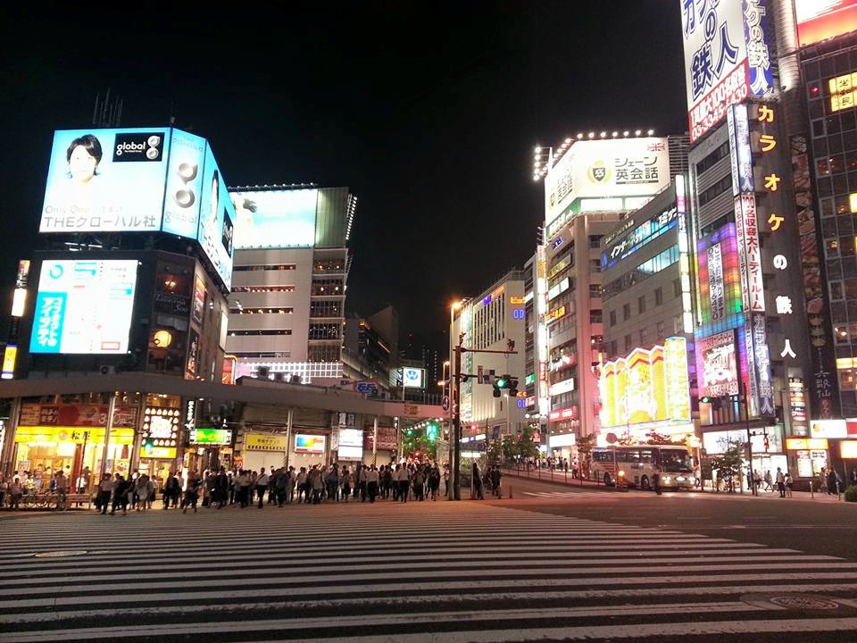 <p class="Normal" style="text-align:justify;"> Một góc khu trung tâm Shinjuku, là một khu thương mại sầm uất bậc nhất ở Tokyo, đặc biệt là khu vực quanh ga <span>Shinjuku</span><span>, nơi được mệnh danh là "hố đen tiêu dùng". </span></p>