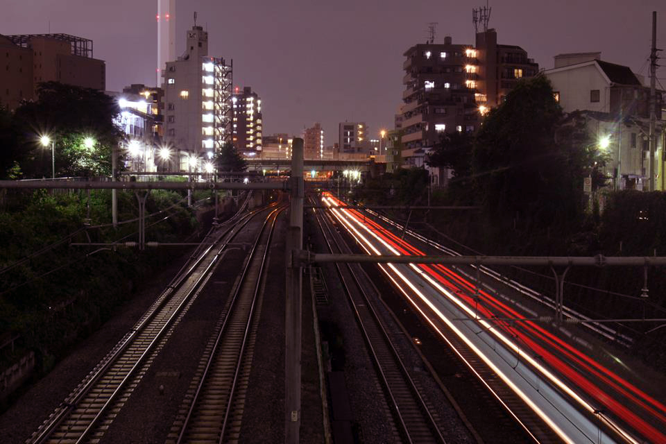 <p class="Normal" style="text-align:justify;"> Tuyến tầu điện Yamanote line. Ảnh được chụp trên cầu vượt gần ga Ootsuka, Toshima, Tokyo. Hoạt động từ năm 1885, mỗi ngày có gần 4 triệu người đi trên tuyến tàu điện này.  </p>