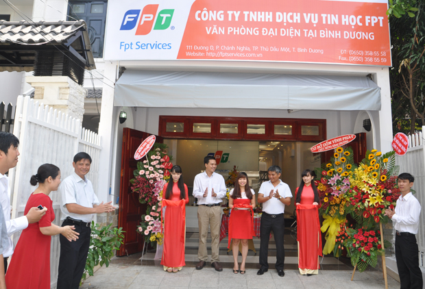 Tiếp đó, ngày 04/07, văn phòng FIS FSC tại Bình Dương chính thức hoạt động. TGĐ FIS FSC Nguyễn Xuân Phước (thứ hai, từ phải sang) và GĐ Trung tâm Dịch vụ Khách hàng Trần Thanh Tùng cắt băng khánh thành.
