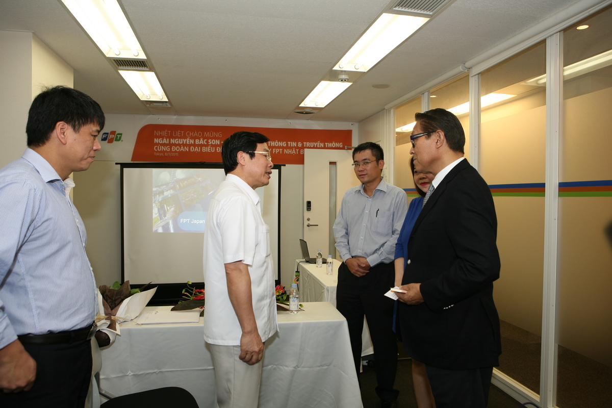 <p style="text-align:justify;"> Trong khuôn khổ chuyến thăm Hàn Quốc và Nhật Bản của đoàn Bộ trưởng Thông tin và Truyền thông Việt Nam từ ngày 30/6 đến 9/7, Bộ trưởng Nguyễn Bắc Son và đoàn FPT đã tham gia <span style="color:rgb(0,0,0);">Diễn đàn Xúc tiến Đầu tư CNTT - TT Nhật Bản tại Tokyo.</span> Cùng ngày, Bộ trưởng đã thăm và làm việc với FPT Japan. </p>