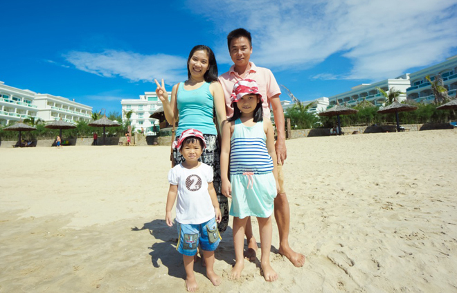 <p> Gia đình chị Lê Thị Thoa, ĐH FPT, trong một lần đi biển.</p>
