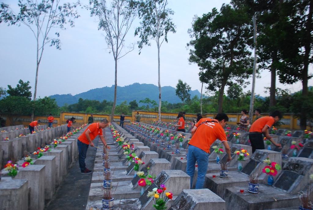 <p> Người FPT dâng nén nhang thành kính tại nghĩa trang Vị Xuyên, Hà Giang.</p>