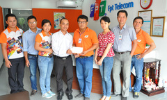 FPT Telecom Long An trao tiền hỗ trợ đồng nghiệp