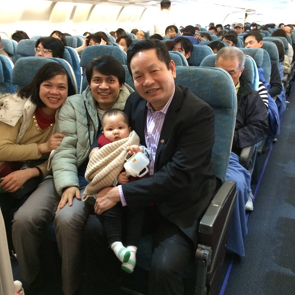 <p class="Normal"> "Hữu duyên", bức ảnh của Nguyễn Văn Hải nói về chuyến <span>bay của gia đình anh từ Nhật về Việt Nam ăn Tết 2015. Ngồi cạnh hàng ghế của anh là một người đàn ông đứng tuổi, trông phong độ kiểu doanh nhân, cầm tablet và không có hành lý... Nhận ra anh Bình, sau vài câu giới thiệu làm quen</span><span>, Chủ tịch FPT rất vui mừng và chia sẻ niềm vui với gia đình.</span></p>