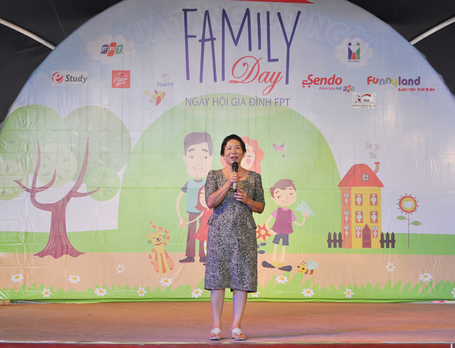 <p> "Đây là lần đầu tiên FPT tổ chức Familay Day với quy mô toàn quốc. Chương trình hướng đến sự gắn kết giữa các thành viên trong tập đoàn, cũng là dịp để các gia đình có dịp vui chơi cùng nhau và các bé có cơ hội trải nghiệm nghề nghiệp trong xã hội", chị Trương Thanh Thanh, GĐ CSR, chia sẻ.</p>