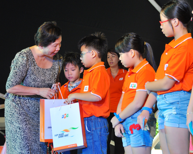 <p> Chị Thanh trao quà cho các học sinh giỏi. Với mỗi bé, GĐ CSR đều thăm hỏi và dặn dò.</p>