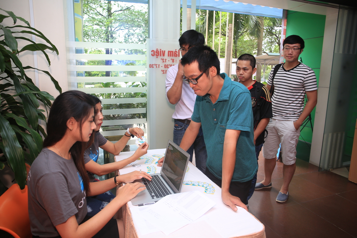 <p> Lần đầu tiên được tổ chức, những người quan tâm đến công nghệ này tại Việt Nam đã có cơ hội cập nhật thông tin mới nhất về công nghệ Docker và hệ sinh thái của nó. Đồng thời, chia sẻ những câu chuyện thực tế của các doanh nghiệp ở Việt Nam khi áp dụng Docker vào việc xây dựng sản phẩm của họ.</p>
