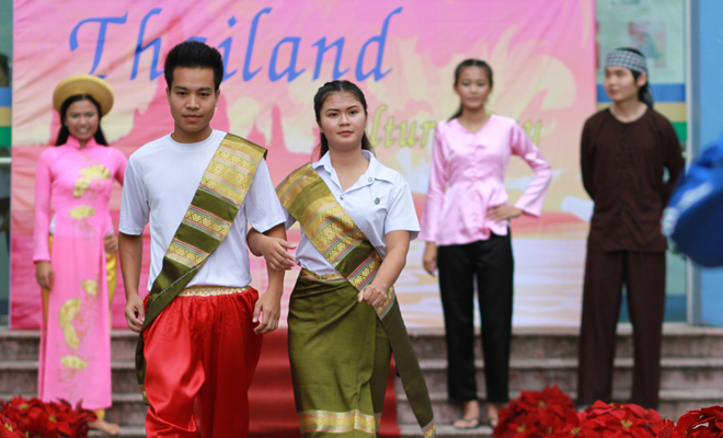 <p class="Normal" style="text-align:justify;"> Sinh viên Thái Lan biểu diễn thời trang thông qua những trang phục truyền thống. Mang phong cách vừa truyền thống vừa hiện đại, trang phục người Thái thường không may sát người. Thay vì thế chúng được may từ các mảnh vải lụa hay vải bông hẹp được nối, gấp, cuộn thành nhiều loại áo quần đa dạng.</p>