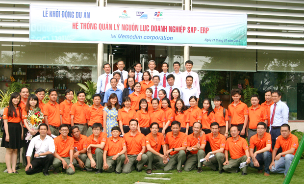 Lãnh đạo, khách mời cùng đội dự án 2 bên chụp hình lưu niệm, đánh dấu cho sự hợp tác giữa FPT IS và Vemedim.