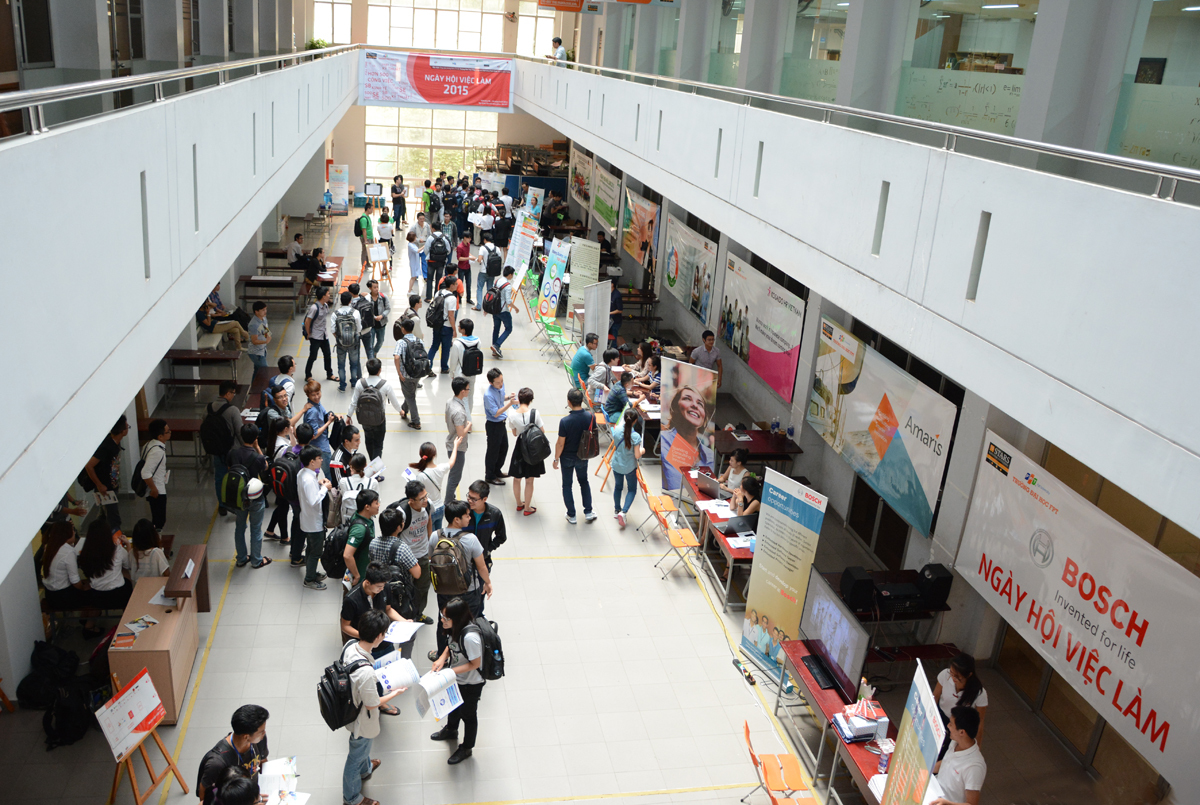 <p> Sáng ngày 25/7, Ngày hội việc làm lần thứ 3 - Job Fair 2015 do ĐH FPT tổ chức tại tòa nhà Innovation, Công viên phần mềm Quang Trung, quận 12, TP HCM, thu hút gần 200 sinh viên tham gia. </p>