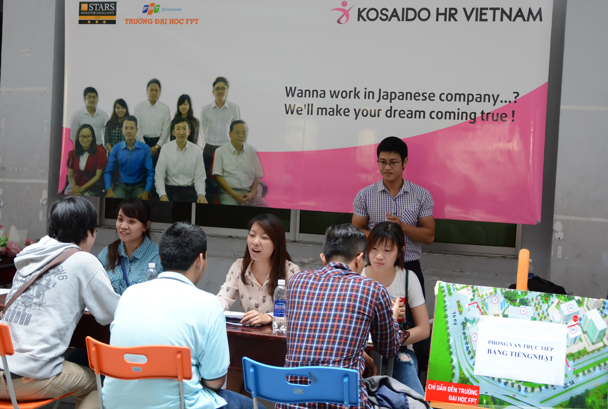 <p> Công ty Kosaido tổ chức phỏng vấn trực tiếp bằng tiếng Nhật và tiếng Anh. Đợt này, đơn vị nhận được hơn 20 hồ sơ ứng tuyển trực tiếp ở các vị trí thuộc chuyên ngành CNTT và Kinh tế. </p>