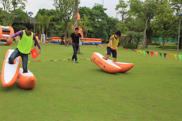 <p> Trò chơi đạp vòng bên hồ là trò mất nhiều sức lực nhất và là trò cần sự phối hợp giữa các thành viên. Nguyễn Tấn Việt, FPT Online tại Đà Nẵng (bên trái) lần đầu tham dự chương trình đã rất ấn tượng với không khí và sự cố gắng hết mình của các đồng nghiệp. </p>