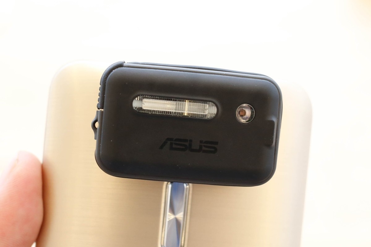 <p> <span style="color:rgb(0,0,0);background-color:rgb(245,245,245);">Asus ZenFlash là sản phẩm dành riêng cho Zenfone 2. Đây là đèn flash Xenon cho cường độ sáng mạnh, giá 599.000 đồng.</span></p>