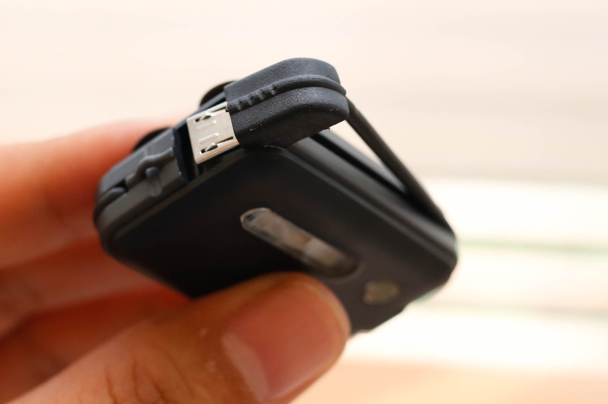 <p> <span style="color:rgb(0,0,0);background-color:rgb(245,245,245);">Cáp micro USB của đèn dùng để kết nối với Zenfone 2. Zenflash sử dụng nguồn pin của điện thoại.</span></p>