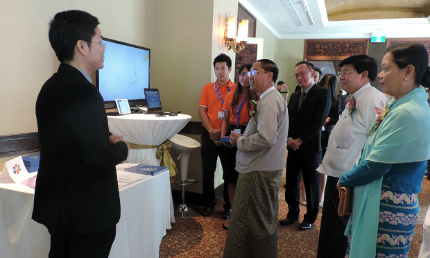 Ông U Myint Swe, Thủ Hiến Yangon, nghe giới thiệu về sản phẩm của FPT.