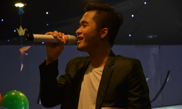 Nhạc sĩ trẻ Tuấn Phong ghi điểm với giọng hát hay và phong cách chuyên nghiệp.